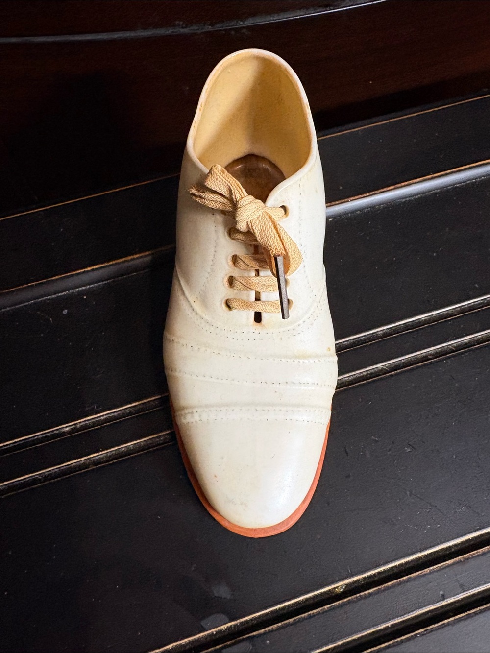 Men's Classic Cream Oxford Shoe - Neutral Lace made of porcelain.